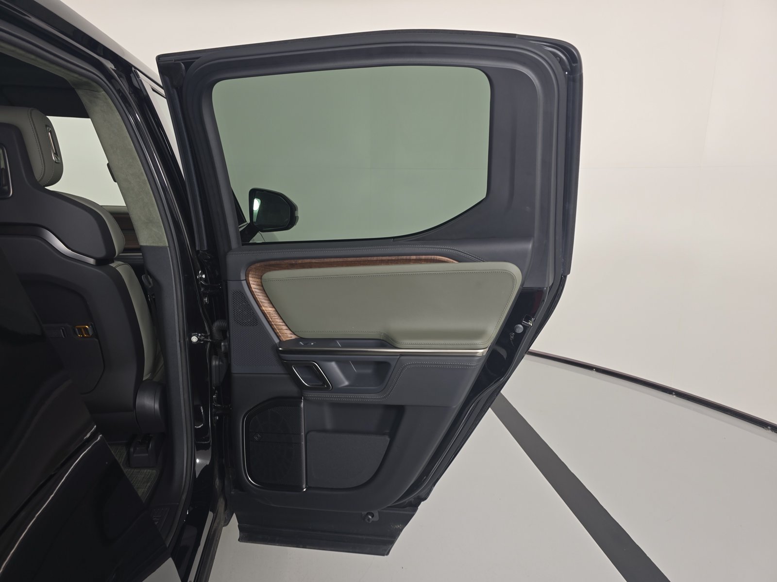 Used 2024 Rivian R1T Adventure Dual AWD/4WD image 19