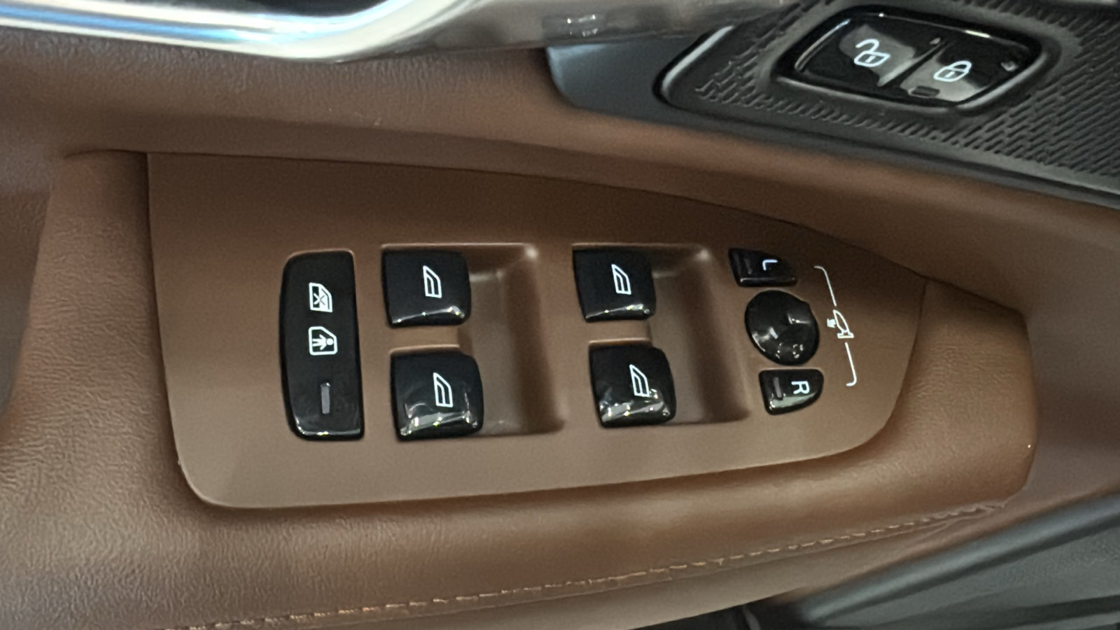 Certified 2025 Volvo V90 B6 Cross Country Ultra w/ Protection Package Premier AWD/4WD image 22