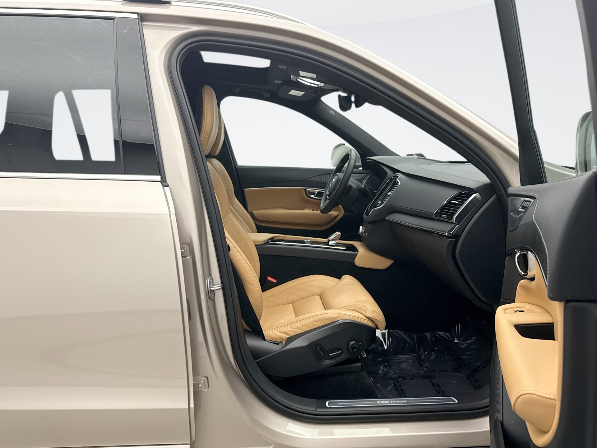 Used 2024 Volvo XC90 T8 Ultimate w/ Protection Package AWD/4WD image 18