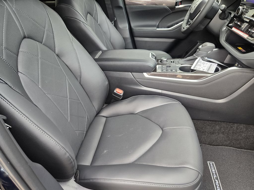 New 2026 Toyota Highlander Platinum AWD/4WD image 11