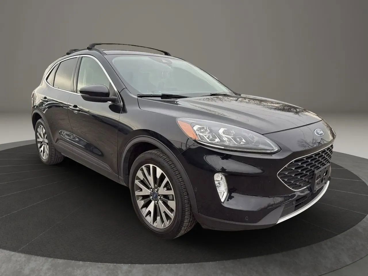 Used 2020 Ford Escape Titanium image 3