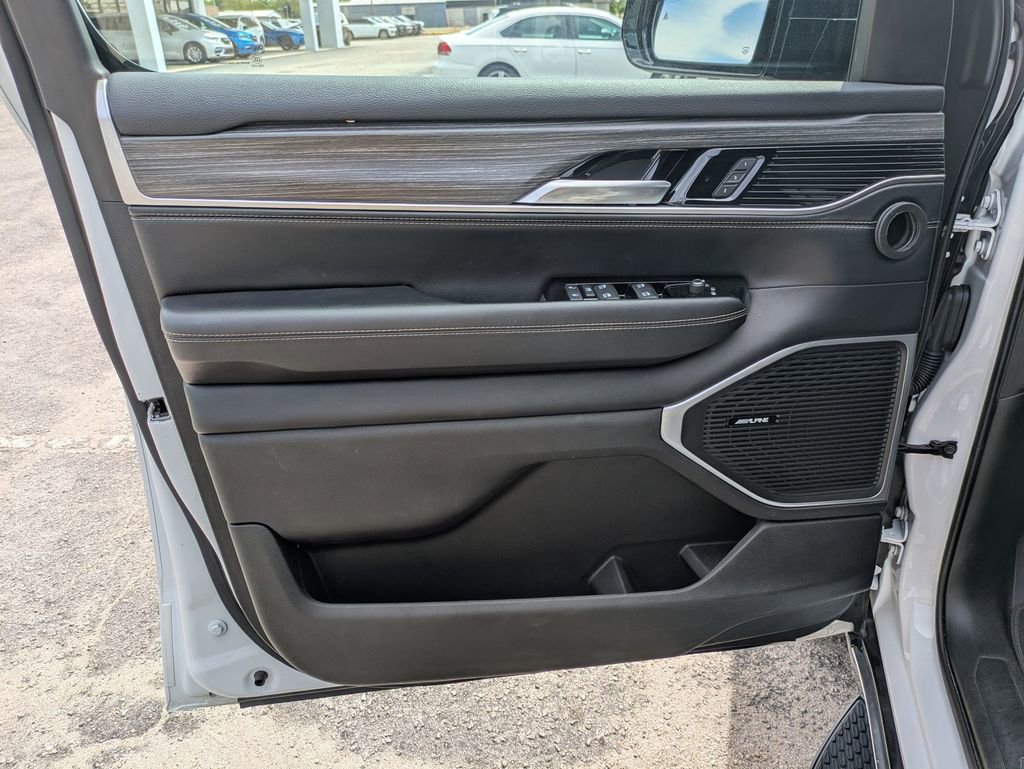 Used 2024 Jeep Wagoneer Series II w/ Flexible Seating Group image 11