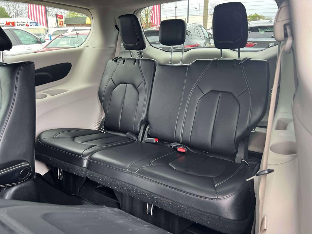 Used 2022 Chrysler Pacifica Touring-L FWD image 16