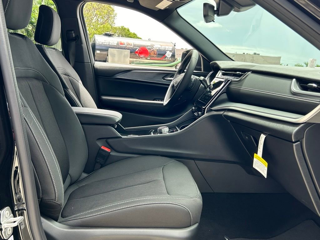 New 2024 Jeep Grand Cherokee L Laredo image 19