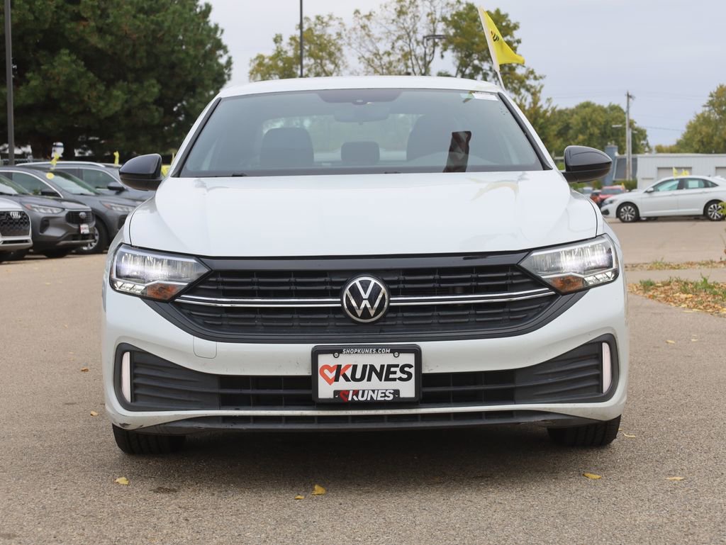 Used 2023 Volkswagen Jetta Sport image 3