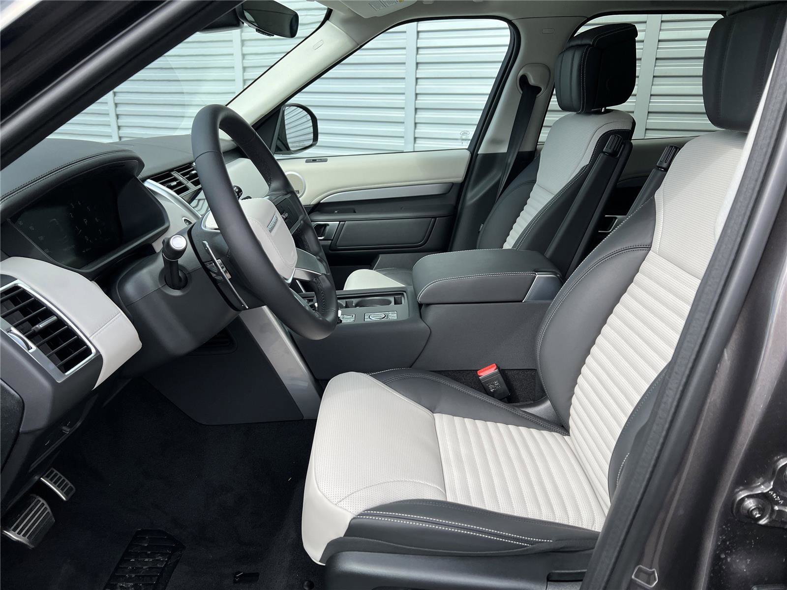 New 2026 Land Rover Discovery Limited Edition AWD/4WD image 7