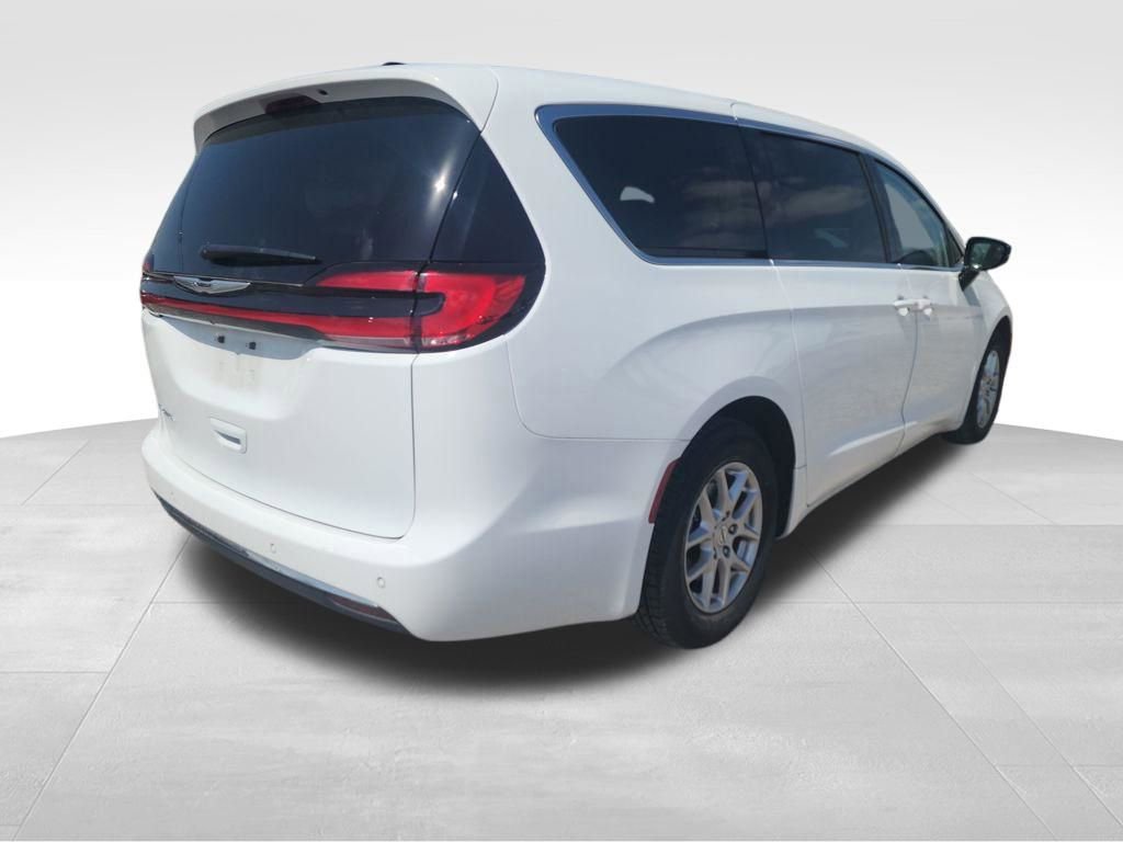Used 2024 Chrysler Pacifica Touring-L image 8