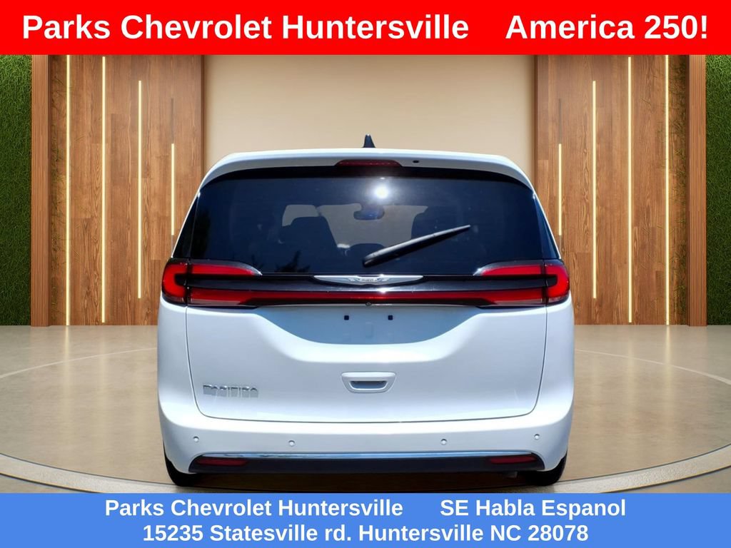 Used 2023 Chrysler Pacifica Touring-L FWD image 30