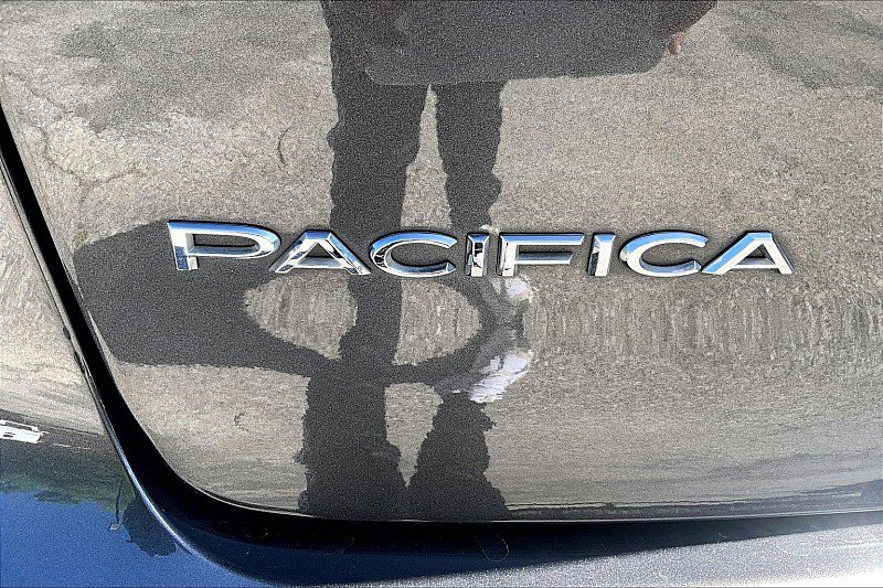 Used 2023 Chrysler Pacifica Touring-L image 29