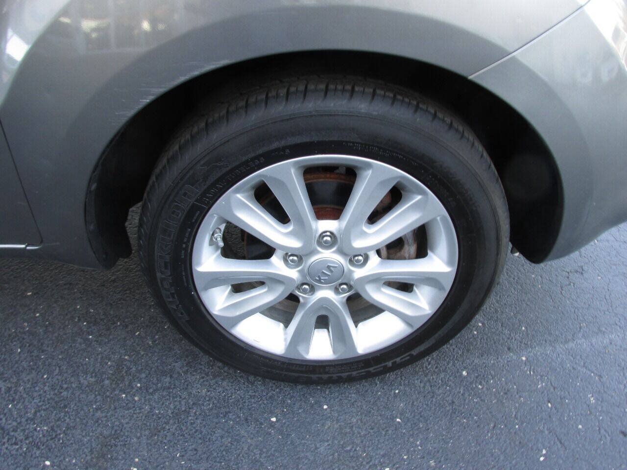Used 2013 Kia Soul + w/ Audio Pkg FWD image 38