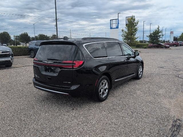 Used 2023 Chrysler Pacifica Limited FWD image 17