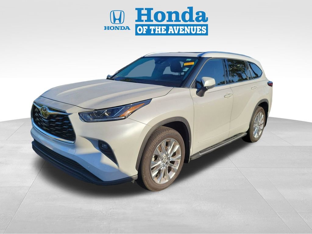 Used 2024 Toyota Highlander Limited FWD image 3
