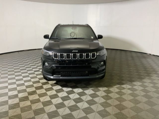 Used 2026 Jeep Compass Latitude image 3