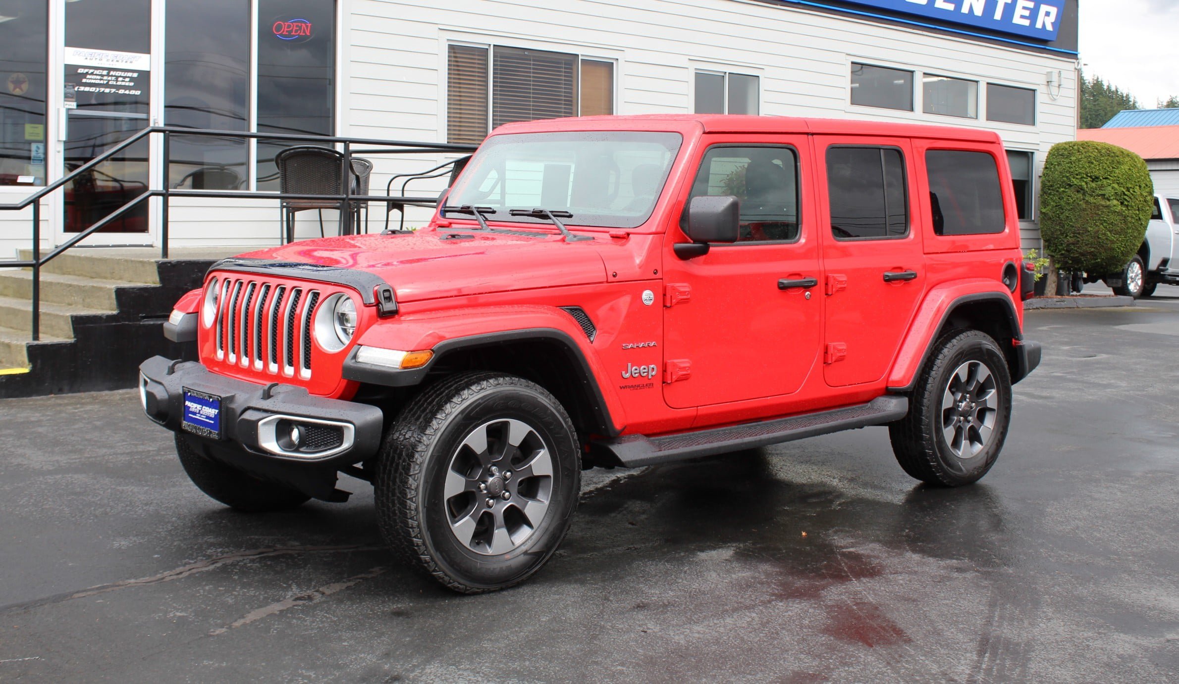 Used 2018 Jeep Wrangler Unlimited Sahara w/ Uconnect 4C Nav & Sound Group AWD/4WD image 2