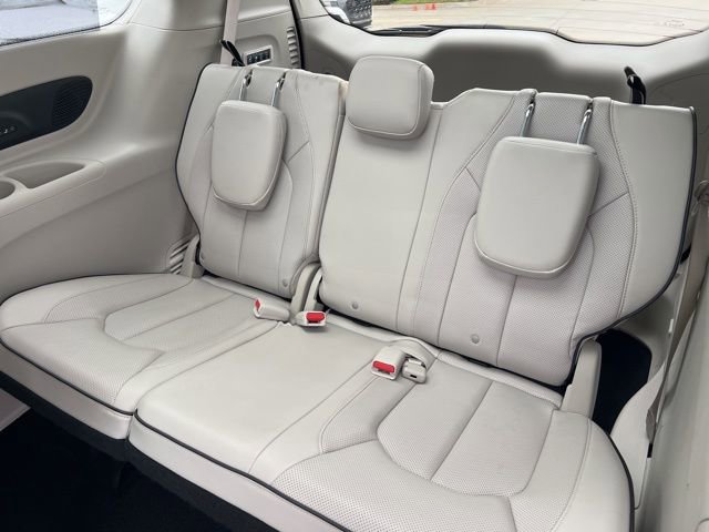 Used 2021 Chrysler Pacifica Limited w/ Uconnect Theater Family Group image 15
