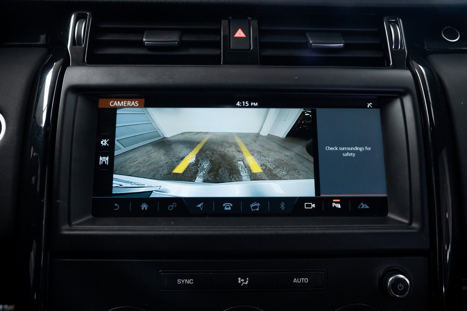 Used 2018 Land Rover Discovery SE image 13