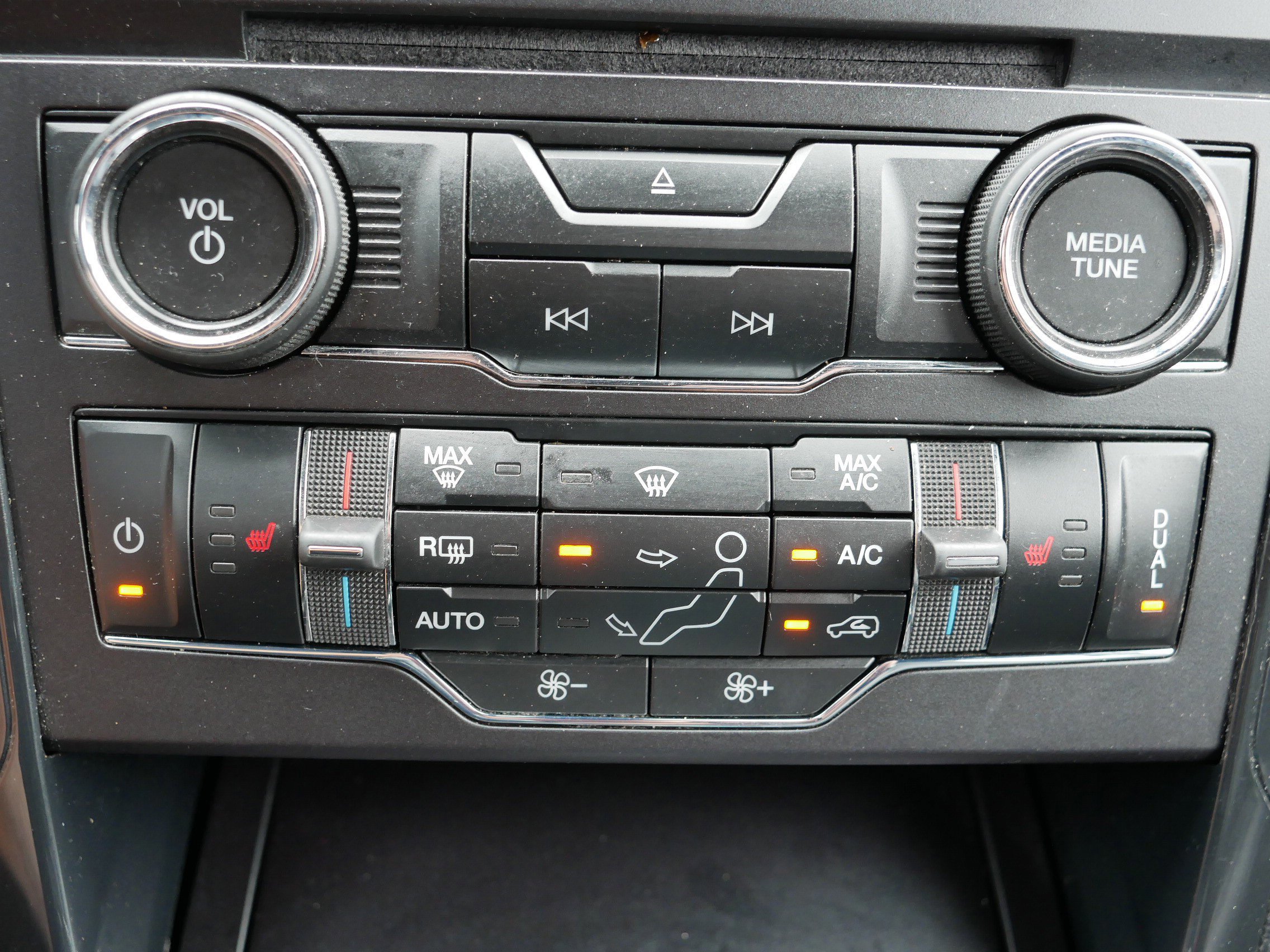 Used 2018 Ford Explorer XLT w/ Equipment Group 202A AWD/4WD image 25