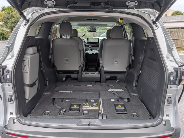 Used 2025 Toyota Sienna XLE FWD image 12