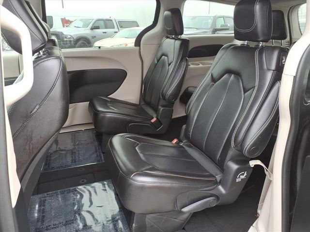 Used 2023 Chrysler Pacifica Touring-L FWD image 12