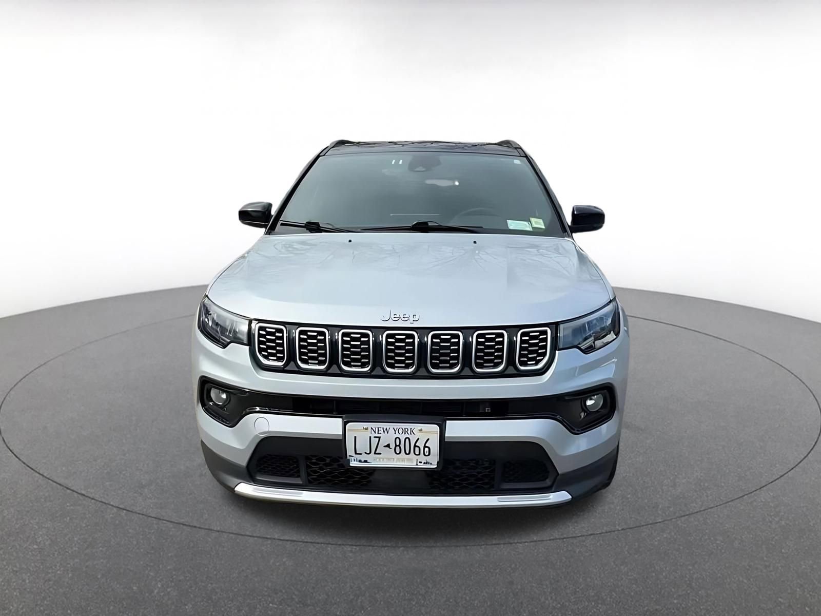 Used 2025 Jeep Compass Limited image 4