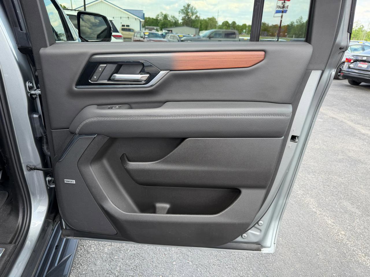 Used 2025 GMC Yukon XL Denali AWD/4WD image 22
