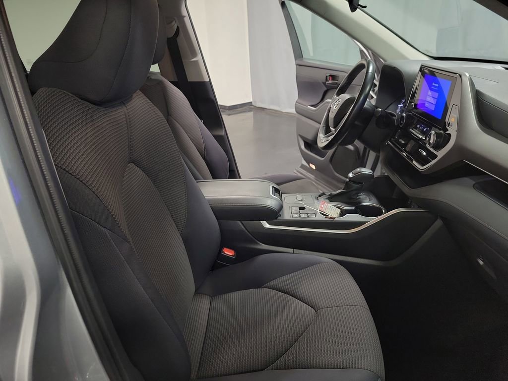Used 2023 Toyota Highlander LE image 24