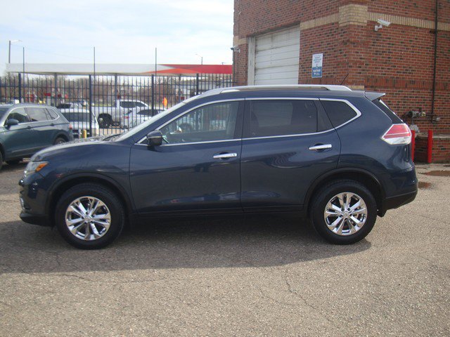Used 2015 Nissan Rogue SV image 2