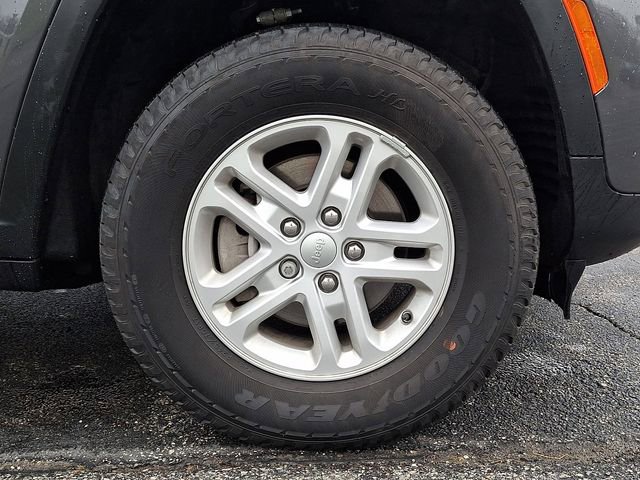 Used 2024 Jeep Grand Cherokee Laredo w/ Luxury Tech Group I image 9