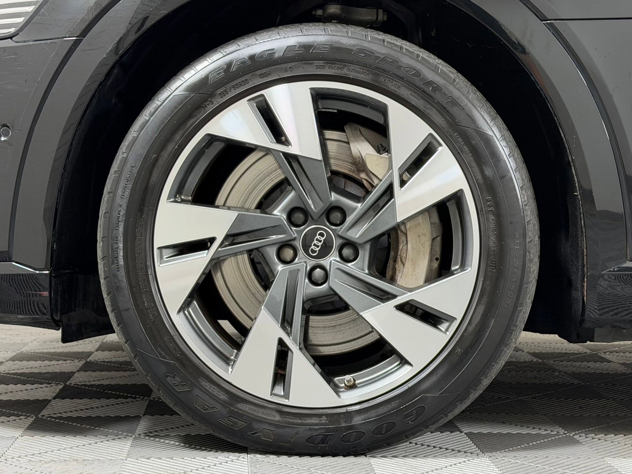 Used 2022 Audi e-tron Premium w/ Convenience Plus Package image 11