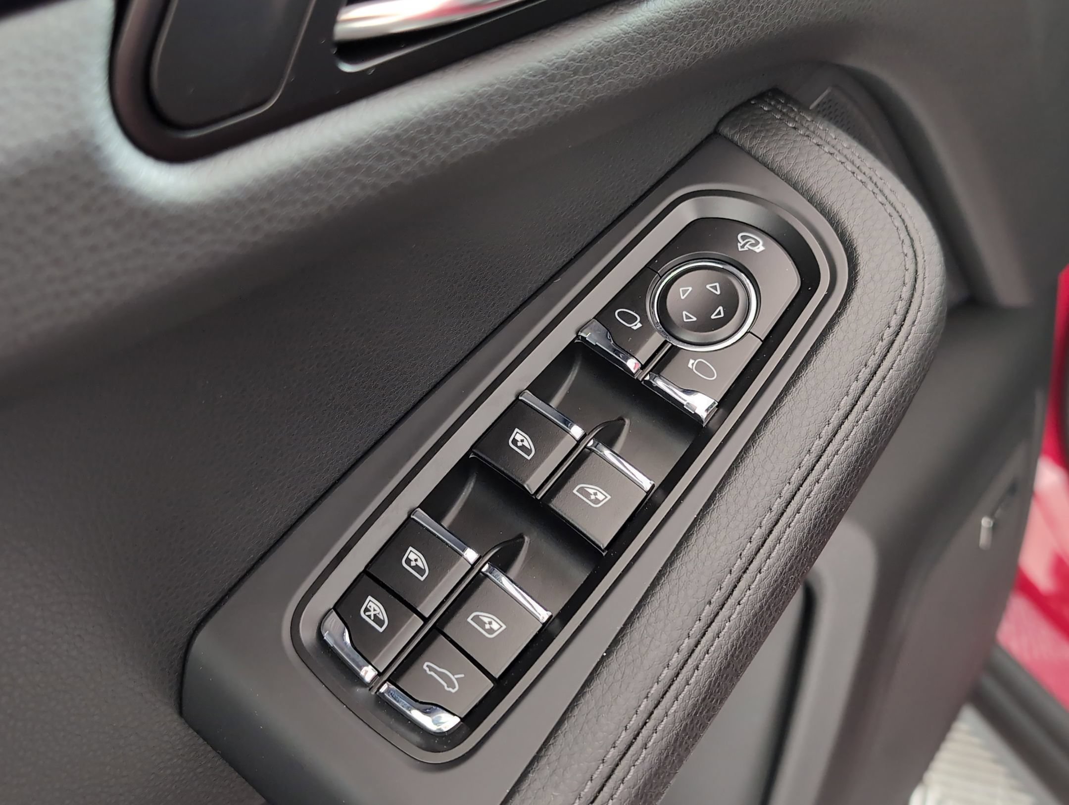 Certified 2025 Porsche Macan AWD/4WD image 17