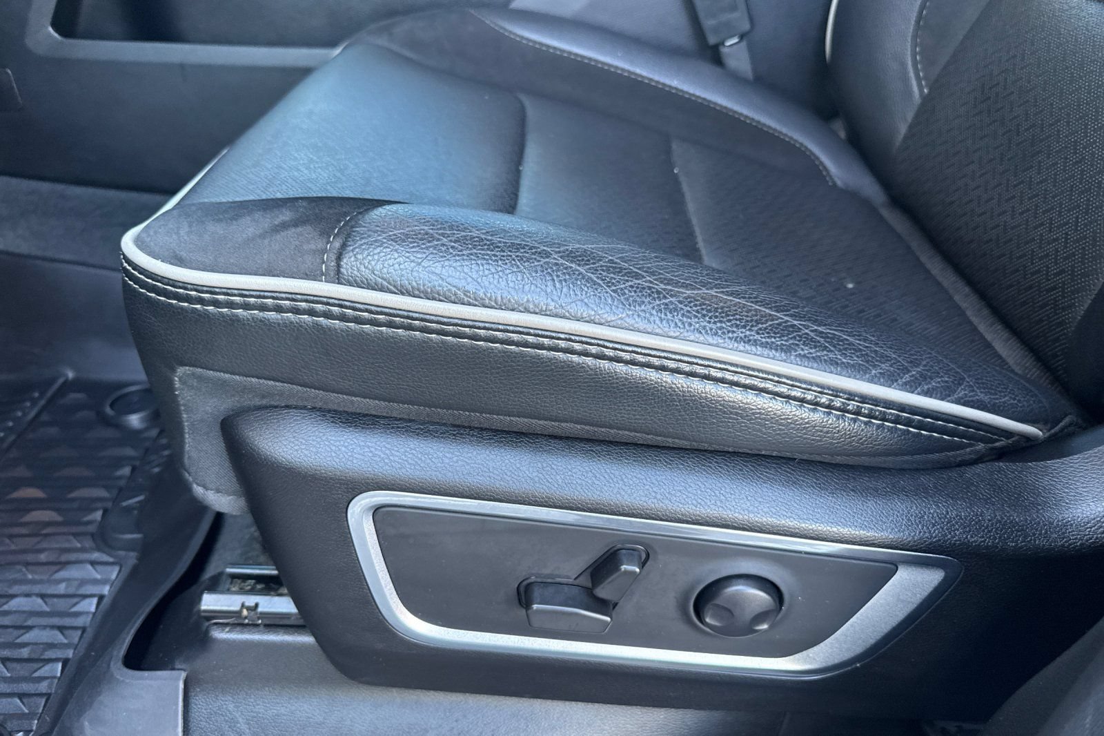 Used 2022 RAM 1500 Laramie AWD/4WD image 12