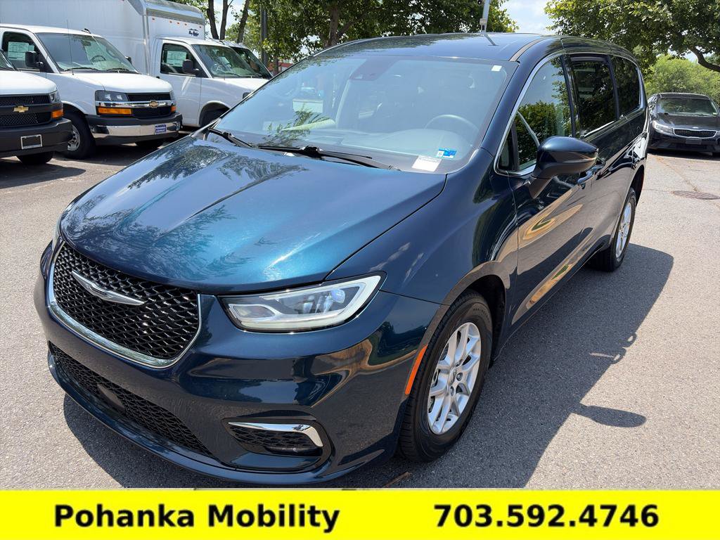 Used 2023 Chrysler Pacifica Touring-L FWD image 6