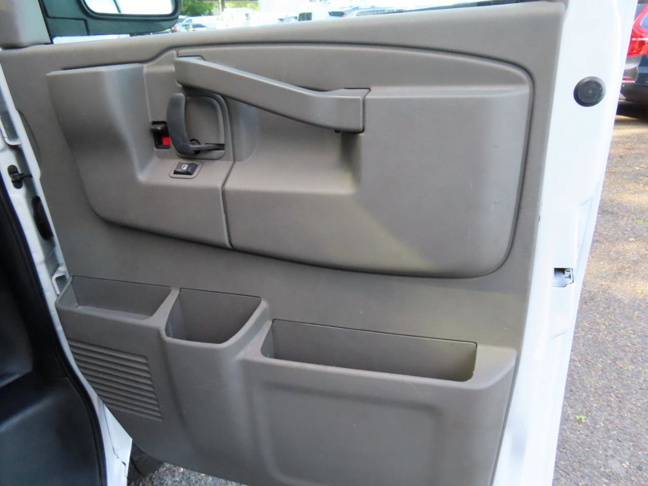 Used 2018 Chevrolet Express 3500 w/ Driver Convenience Package RWD image 10