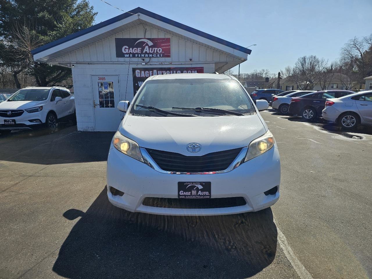 Used 2012 Toyota Sienna LE w/ Towing Pkg image 2