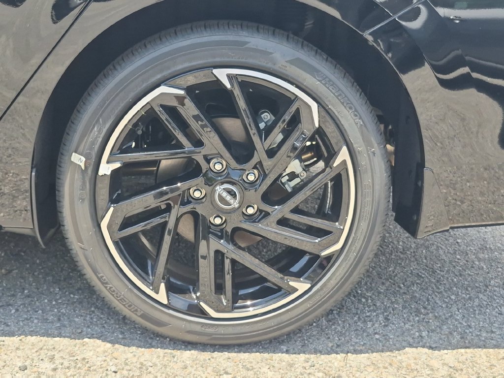 New 2026 Nissan Sentra SR w/ SR Premium Package FWD image 11