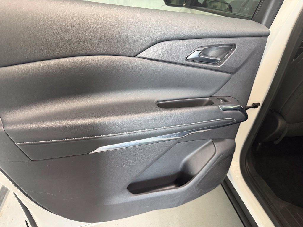 Used 2025 Chevrolet Traverse LT FWD image 16