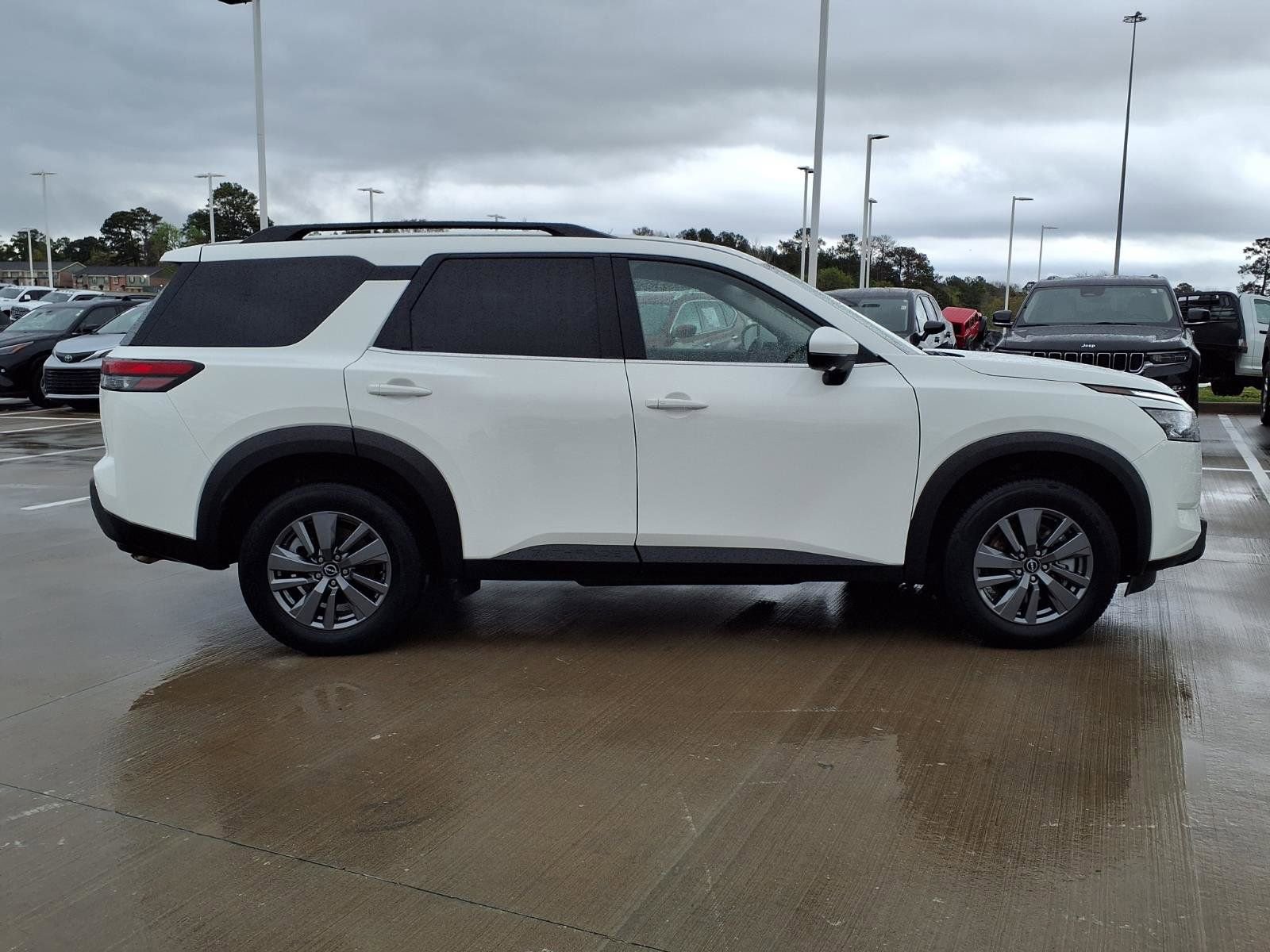 Used 2025 Nissan Pathfinder SV image 5