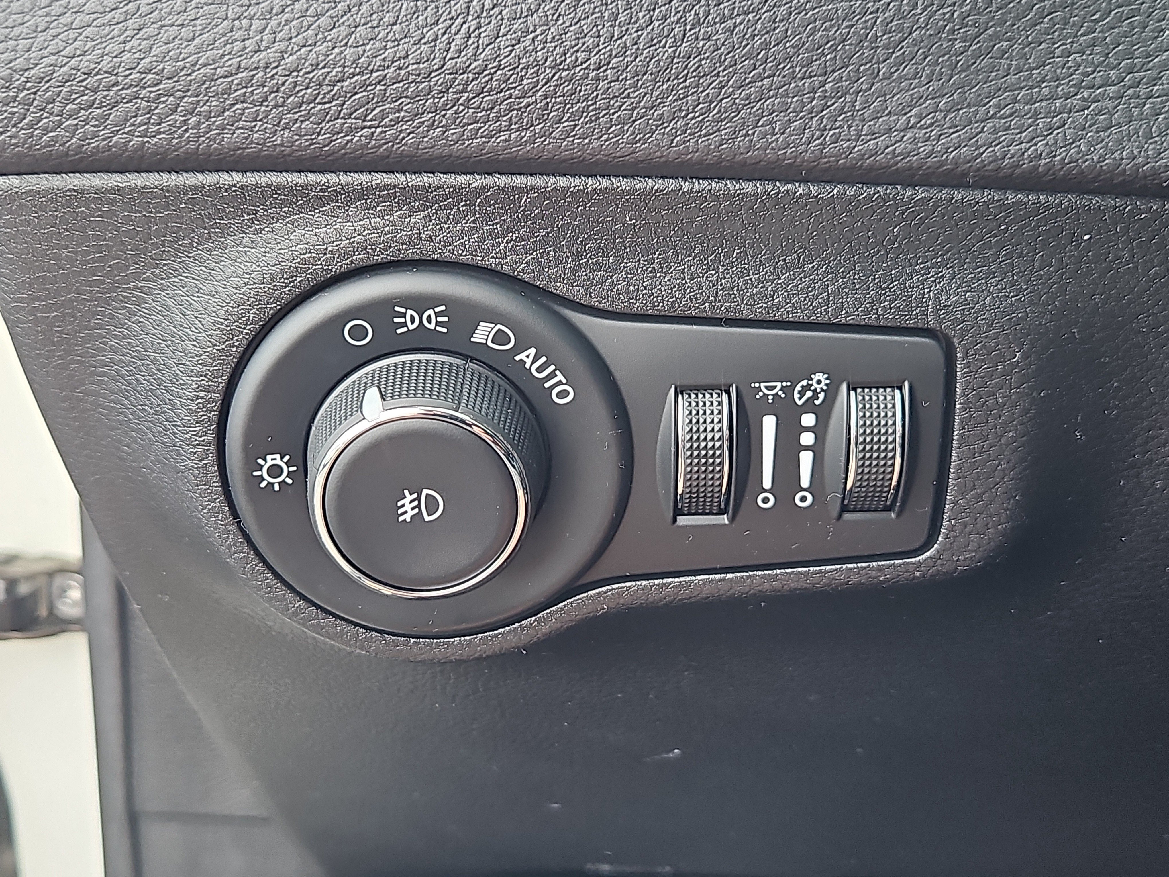 Used 2018 Jeep Compass Latitude w/ Cold Weather Group AWD/4WD image 10