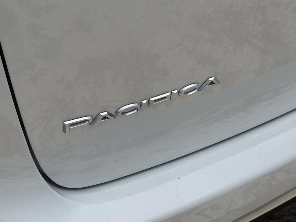 New 2027 Chrysler Pacifica Pinnacle w/ Theater Group FWD image 38