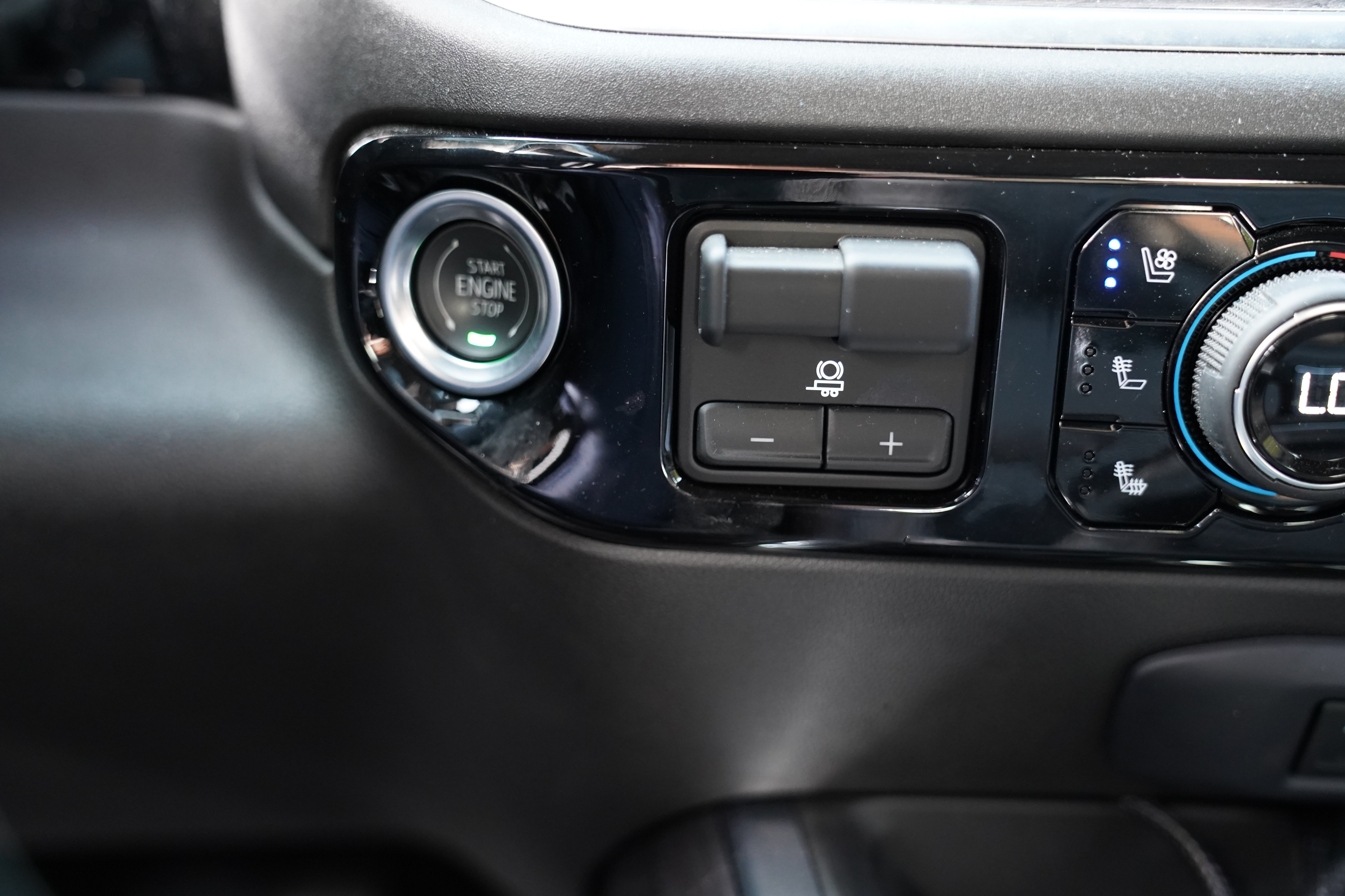 Used 2025 Chevrolet Silverado 3500 LTZ w/ LTZ Convenience Package AWD/4WD image 30