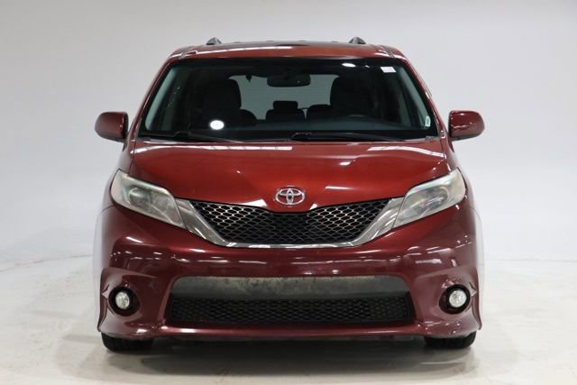 Used 2017 Toyota Sienna SE w/ SE Preferred Package FWD image 2