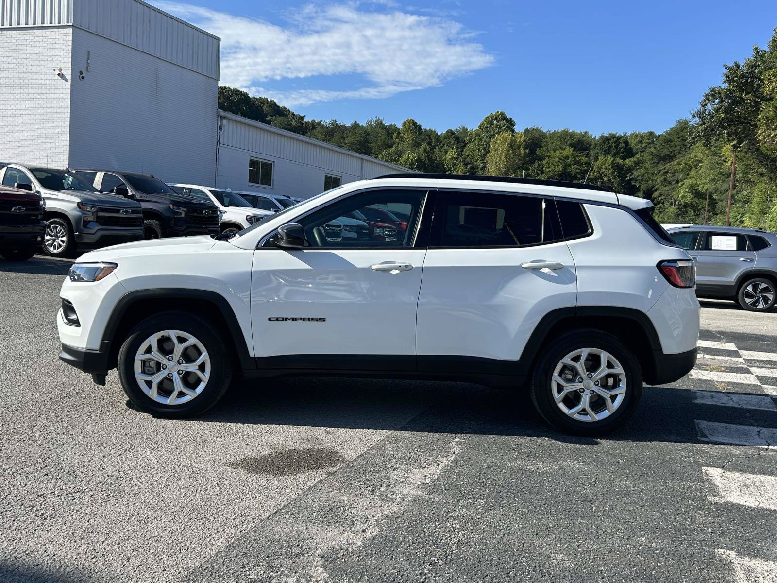 Used 2024 Jeep Compass Latitude AWD/4WD image 4