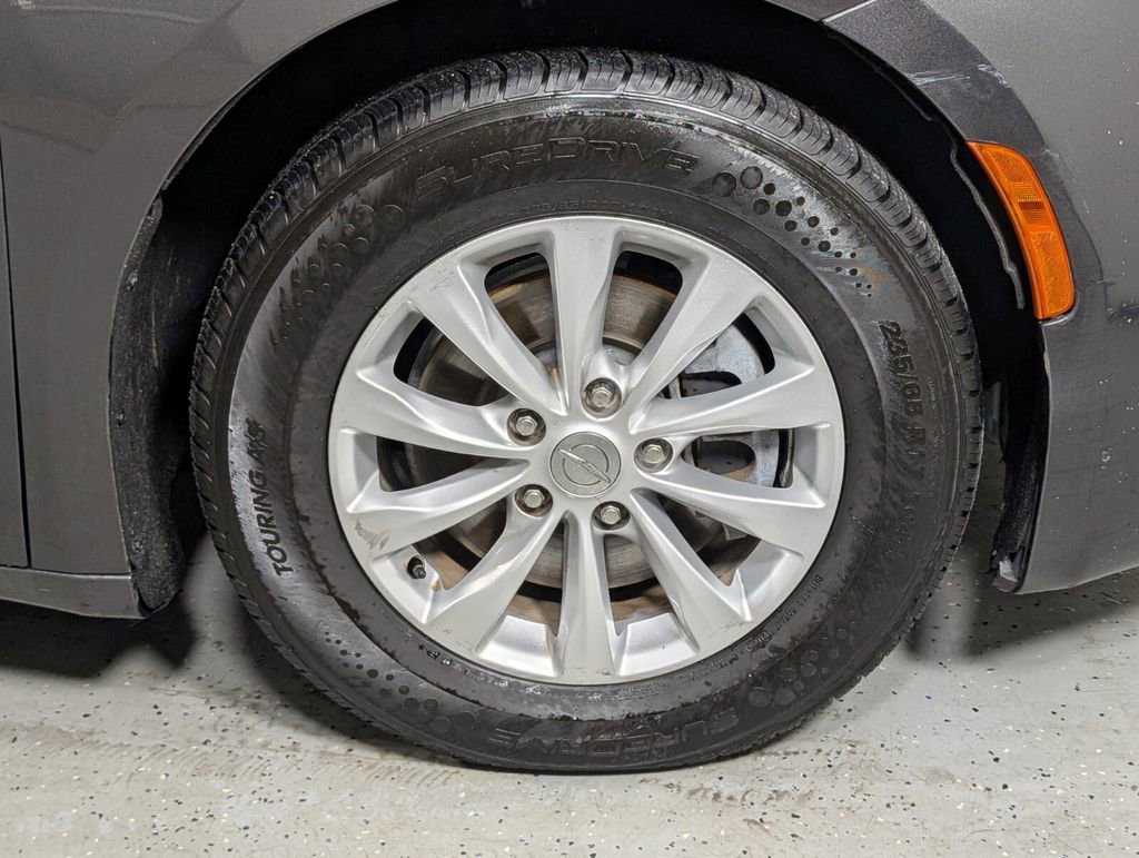 Used 2017 Chrysler Pacifica Touring-L image 6