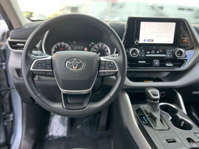 Certified 2024 Toyota Highlander XLE image 9