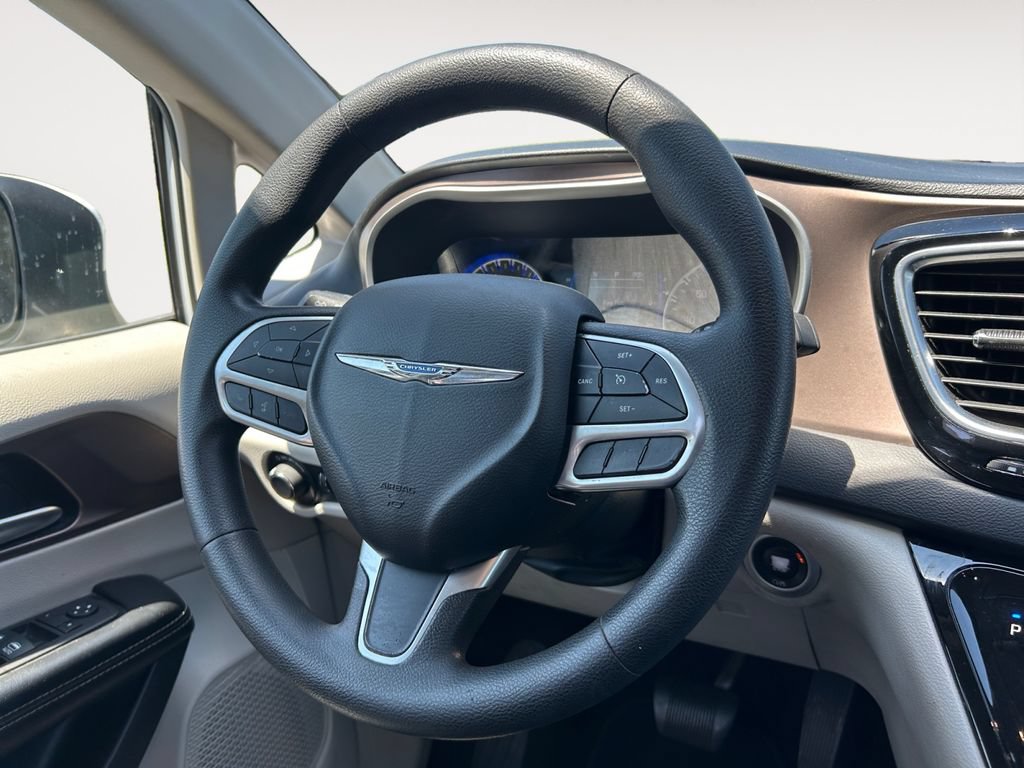 Used 2020 Chrysler Voyager Lxi FWD image 12