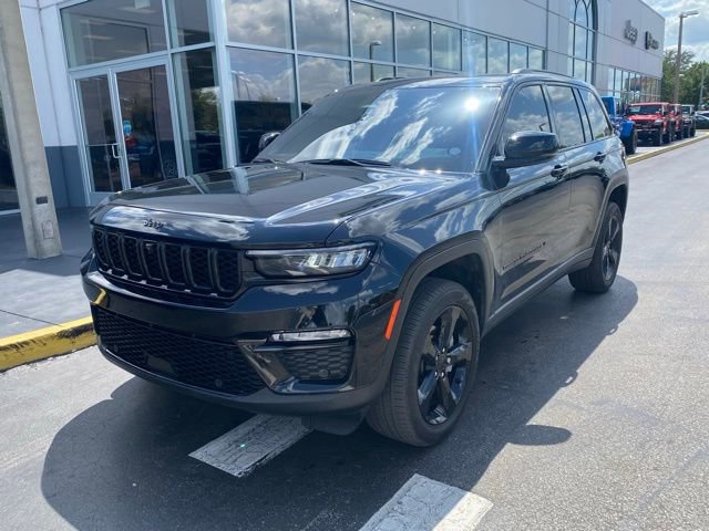 Used 2025 Jeep Grand Cherokee Limited w/ Luxury Tech Group II RWD image 4