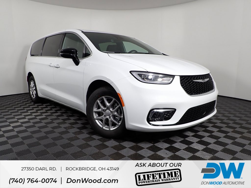 New 2026 Chrysler Pacifica Select image 1