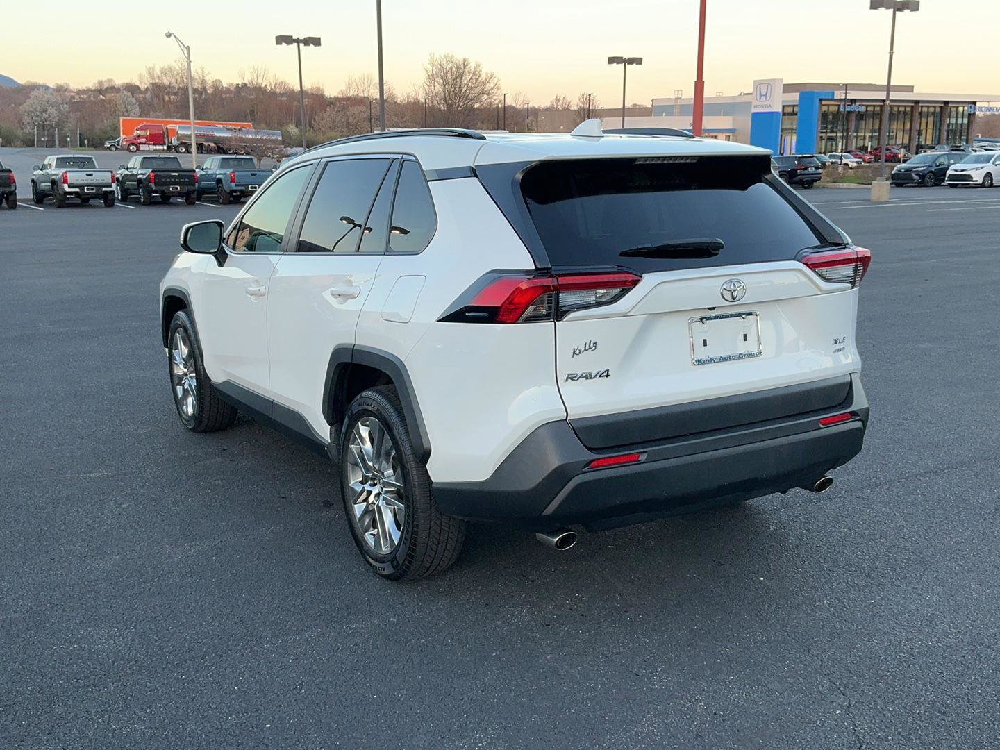 Used 2020 Toyota RAV4 XLE Premium AWD/4WD image 9