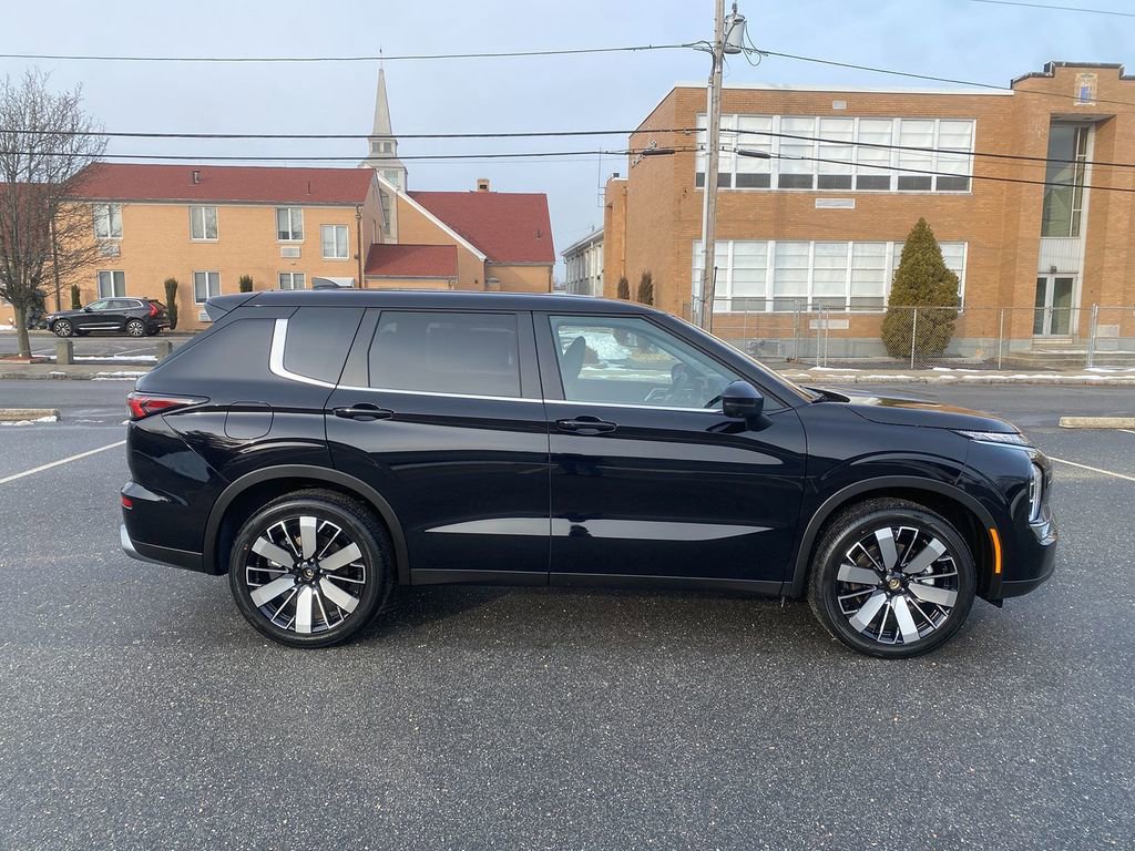 New 2026 Mitsubishi Outlander SE image 4