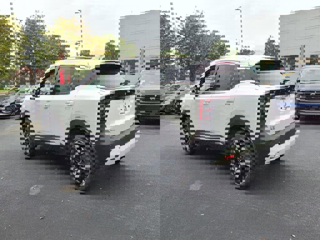 New 2025 Nissan Kicks SR image 3